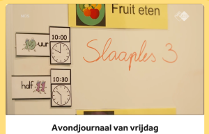 Detail van een wit schoolbord met daarop geschreven Slaaples 3